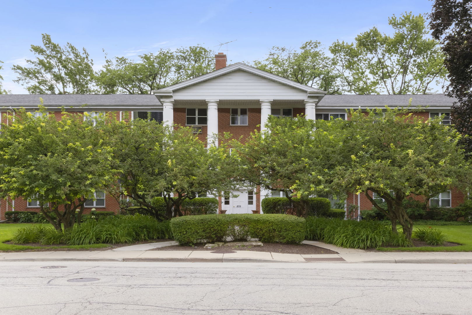Homes for sale in Arlington Heights, IL | 809 E Miner St #1B, Arlington Heights, IL 60004 | MLS# 12693080