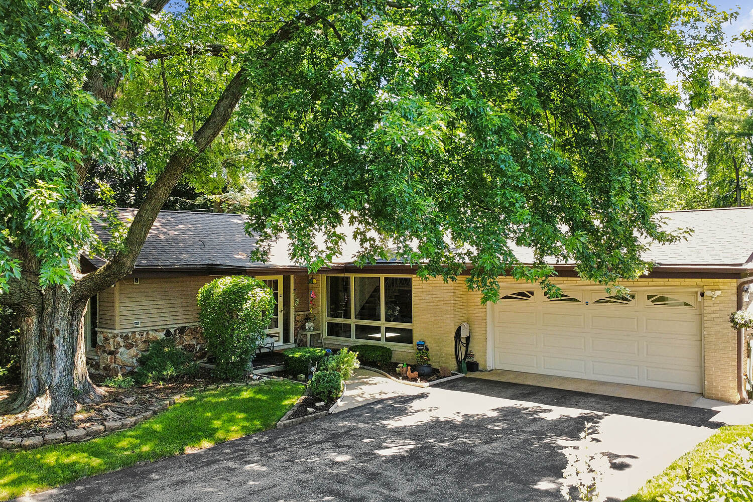 Homes for sale in Lemont, IL | 20w135 98th St, Lemont, IL 60439 | MLS# 12693543