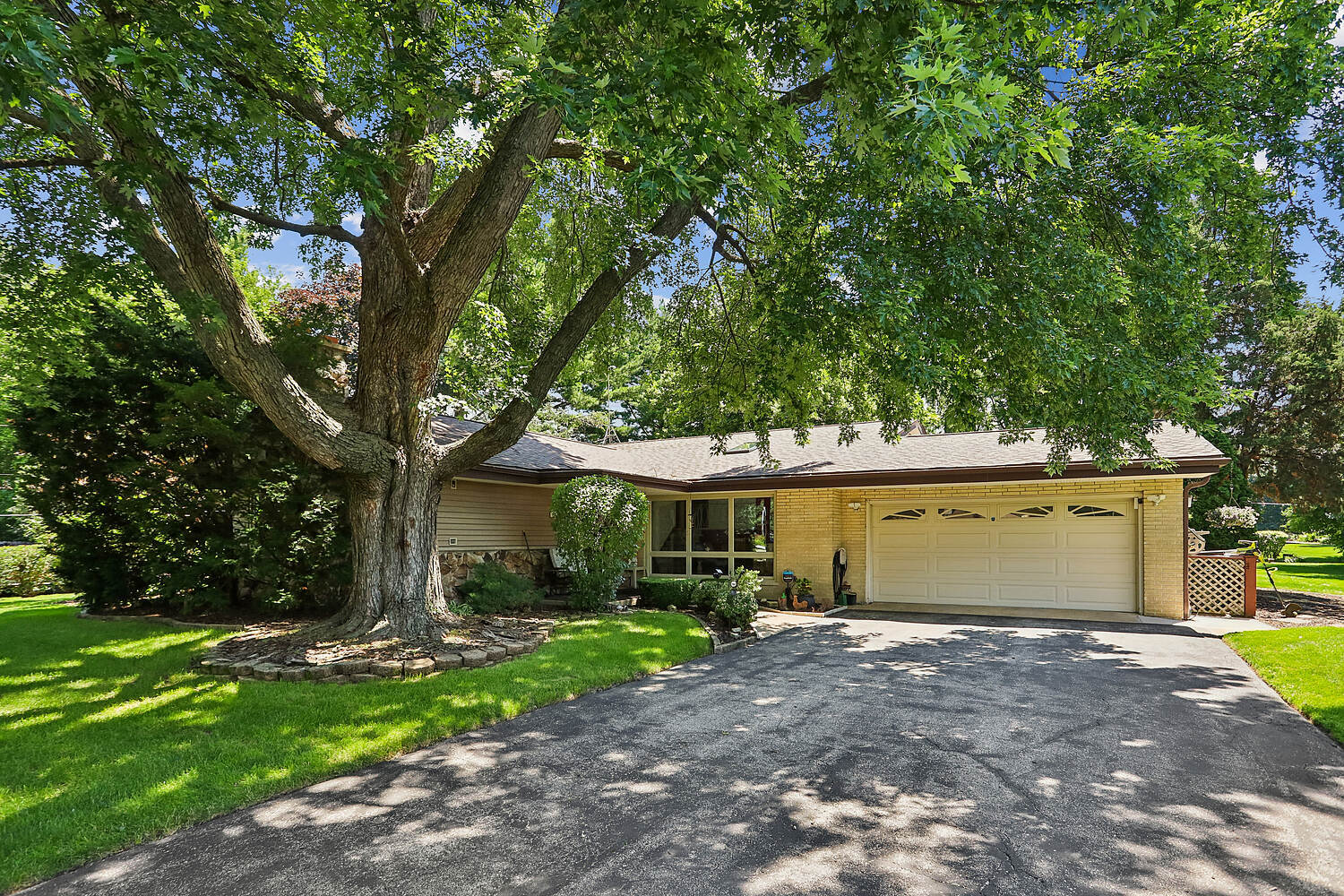 Homes for sale in Lemont, IL | 20w135 98th St, Lemont, IL 60439 | MLS# 12693543