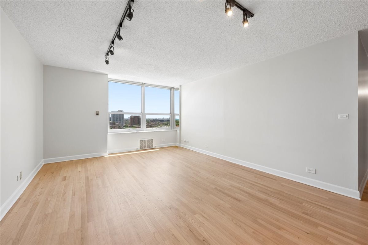 5th image of 720 W Gordon Ter #18N, Chicago, IL 60613 | MLS# 12693606