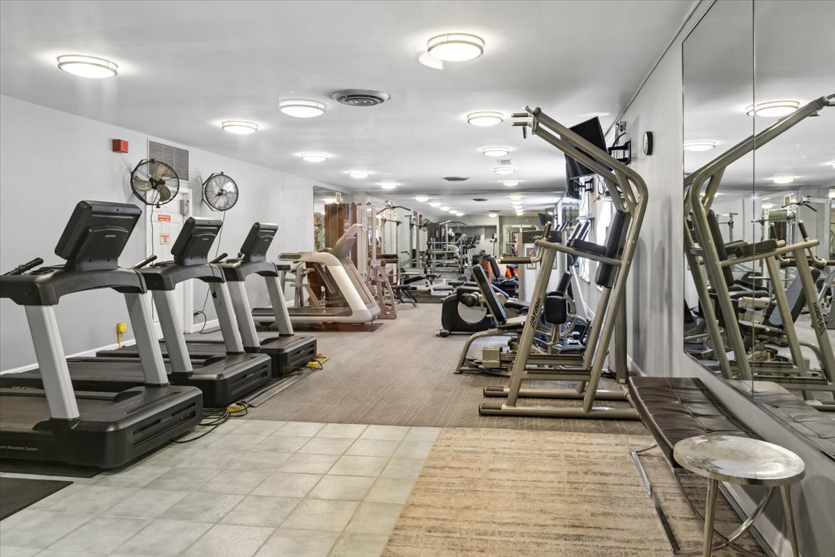 2nd image of 720 W Gordon Ter, Chicago, IL 60613