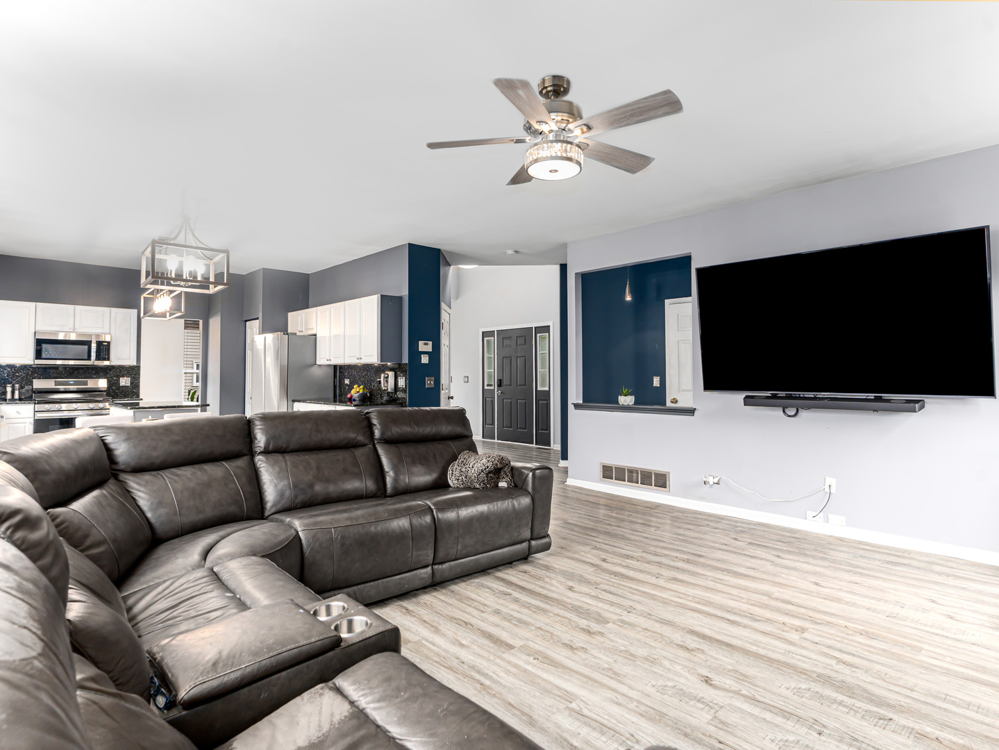 4th image of 6006 Breezeland Ct, Carpentersville, IL 60110 | MLS# 12693823