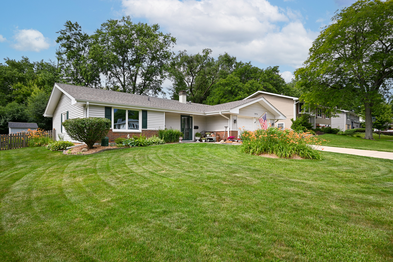 2nd image of 21w715 Glen Valley Dr, Glen Ellyn, IL 60137 | MLS# 12694078