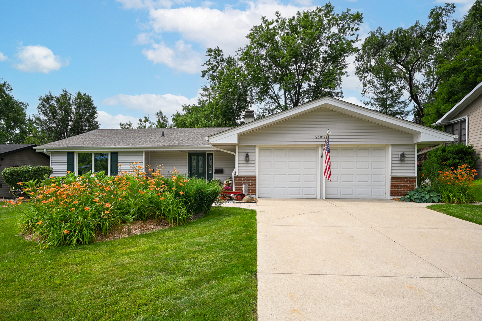 3rd image of 21W715 Glen Valley Dr, Glen Ellyn, IL 60137 | MLS# 12694078