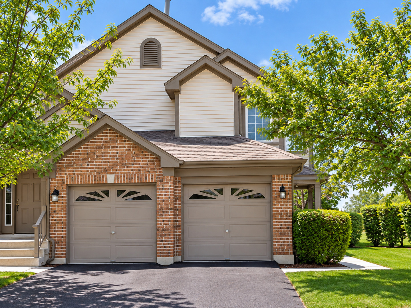 Photo 1 of Townhouse for sale at 199 Old Oak Ct W, Buffalo Grove, IL 60089 | MLS# 12695237 | Listing updated on 2026-09-05