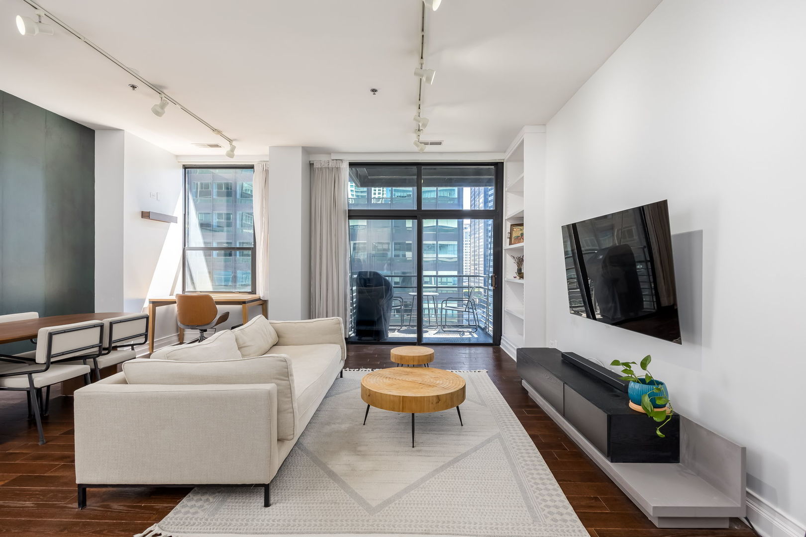Homes for sale in Chicago, IL | 130 S Canal St #817, Chicago, IL 60606 | MLS# 12695388