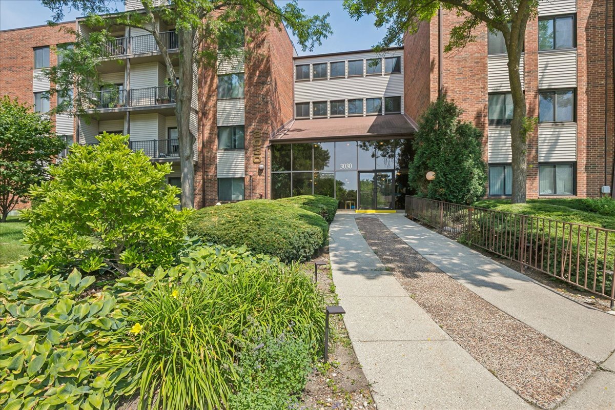 Homes for sale in Northbrook, IL | 3030 Pheasant Creek Dr #103, Northbrook, IL 60062 | MLS# 12695524