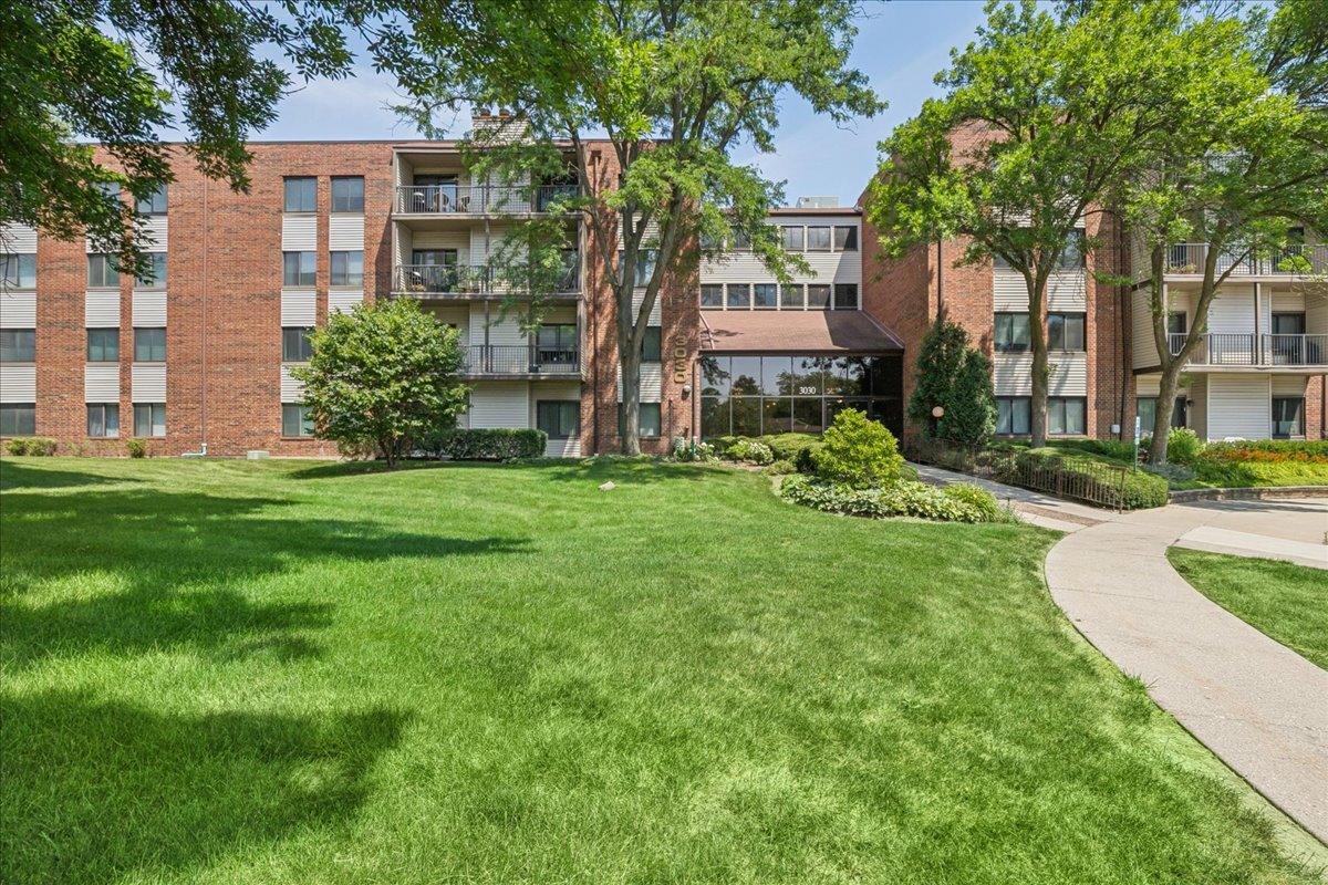 Homes for sale in Northbrook, IL | 3030 Pheasant Creek Dr #103, Northbrook, IL 60062 | MLS# 12695524
