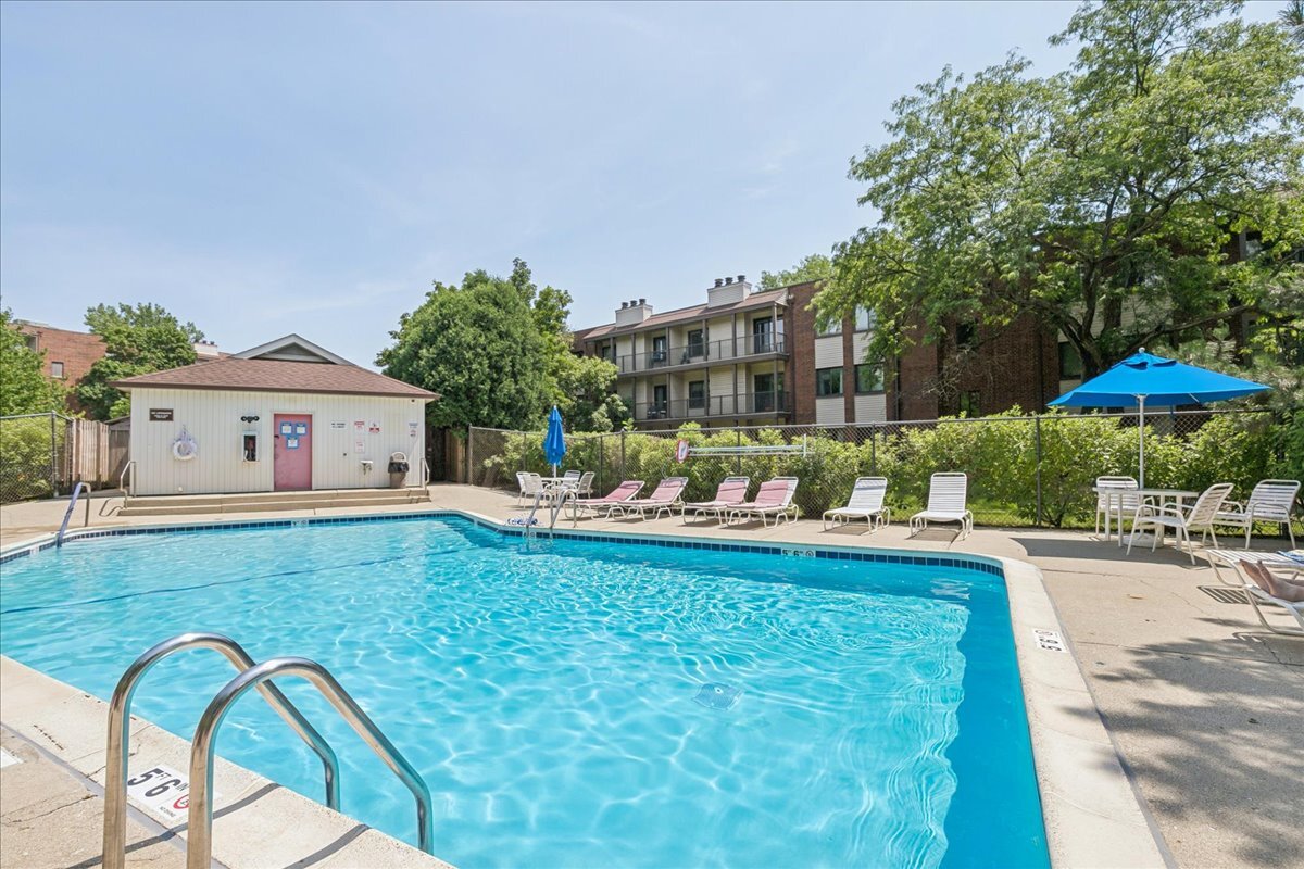 Homes for sale in Northbrook, IL | 3030 Pheasant Creek Drive, Northbrook, IL 60062 | Houzeo