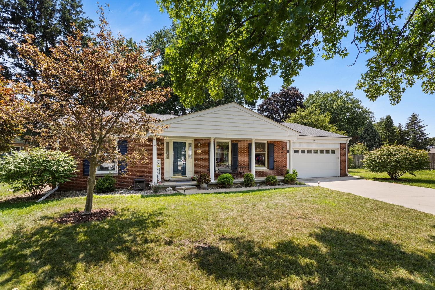 2nd image of 4 Stanford Pl, Champaign, IL 61820 | MLS# 12695666