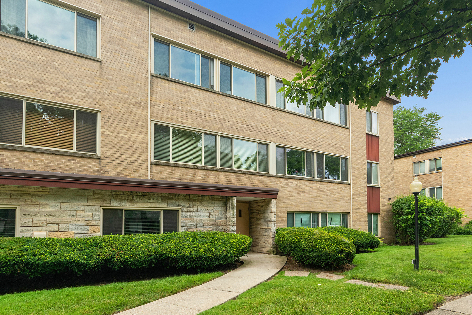2nd image of 2634 Central Dr, Flossmoor, IL 60422