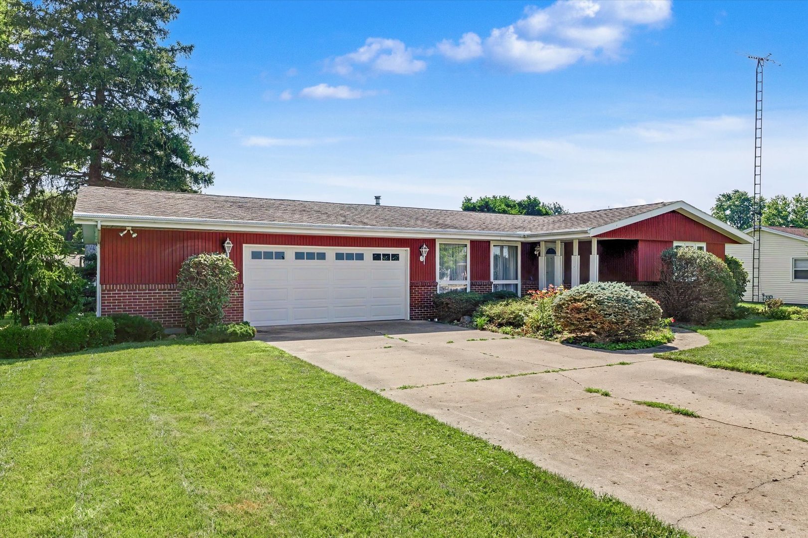 Homes for sale in Oakwood, IL | 414 S Seymour St, Oakwood, IL 61858 | MLS# 12696069