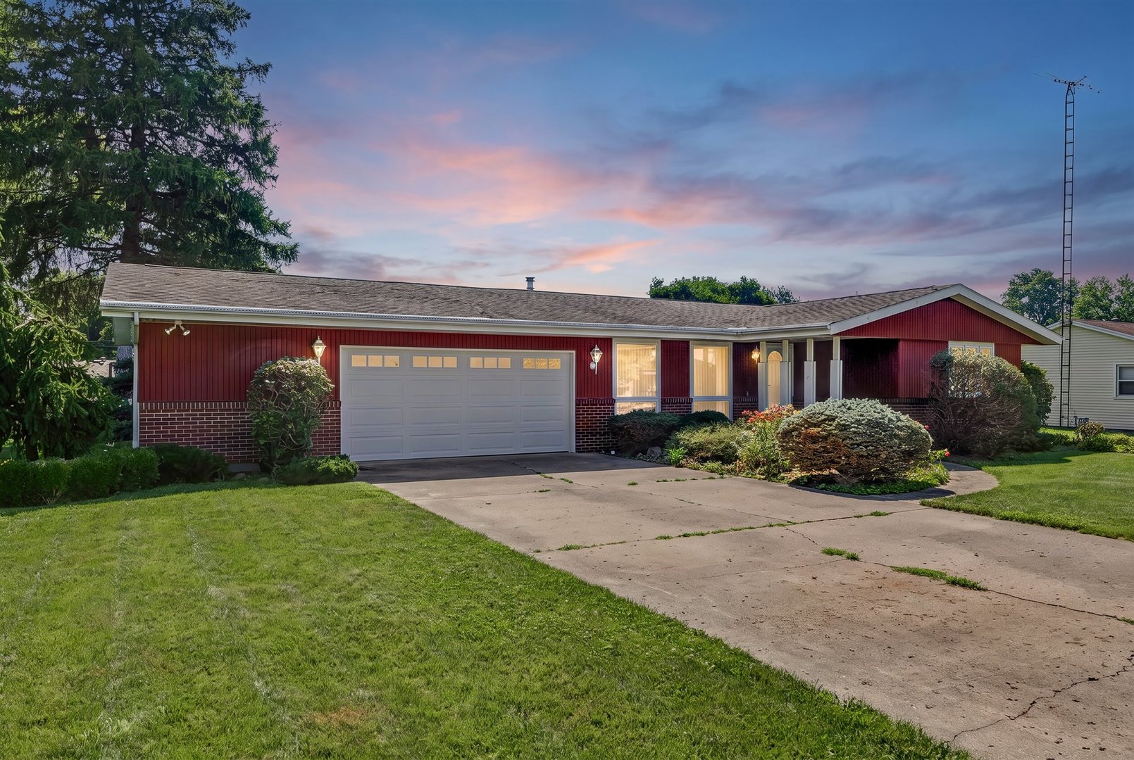 Homes for sale in Oakwood, IL | 414 S Seymour St, Oakwood, IL 61858 | MLS# 12696069