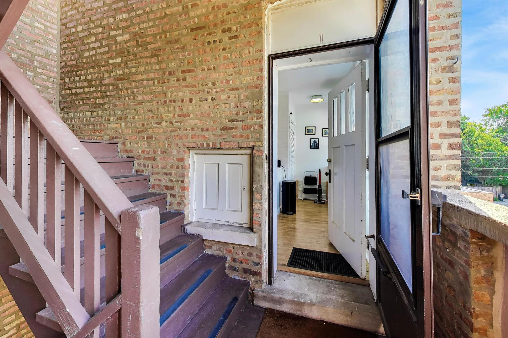 2nd image of 719 Hinman Ave, Evanston, IL 60202