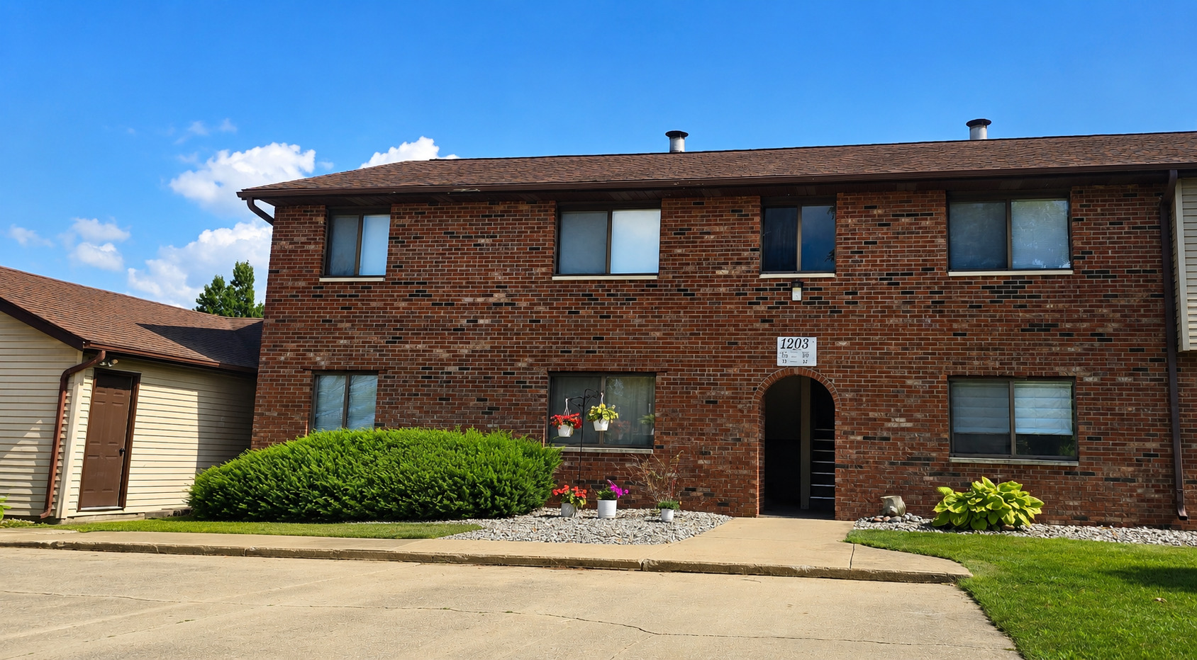 Homes for sale in Urbana, IL | 1203 Clifford Dr #6, Urbana, IL 61802 | MLS# 12696556