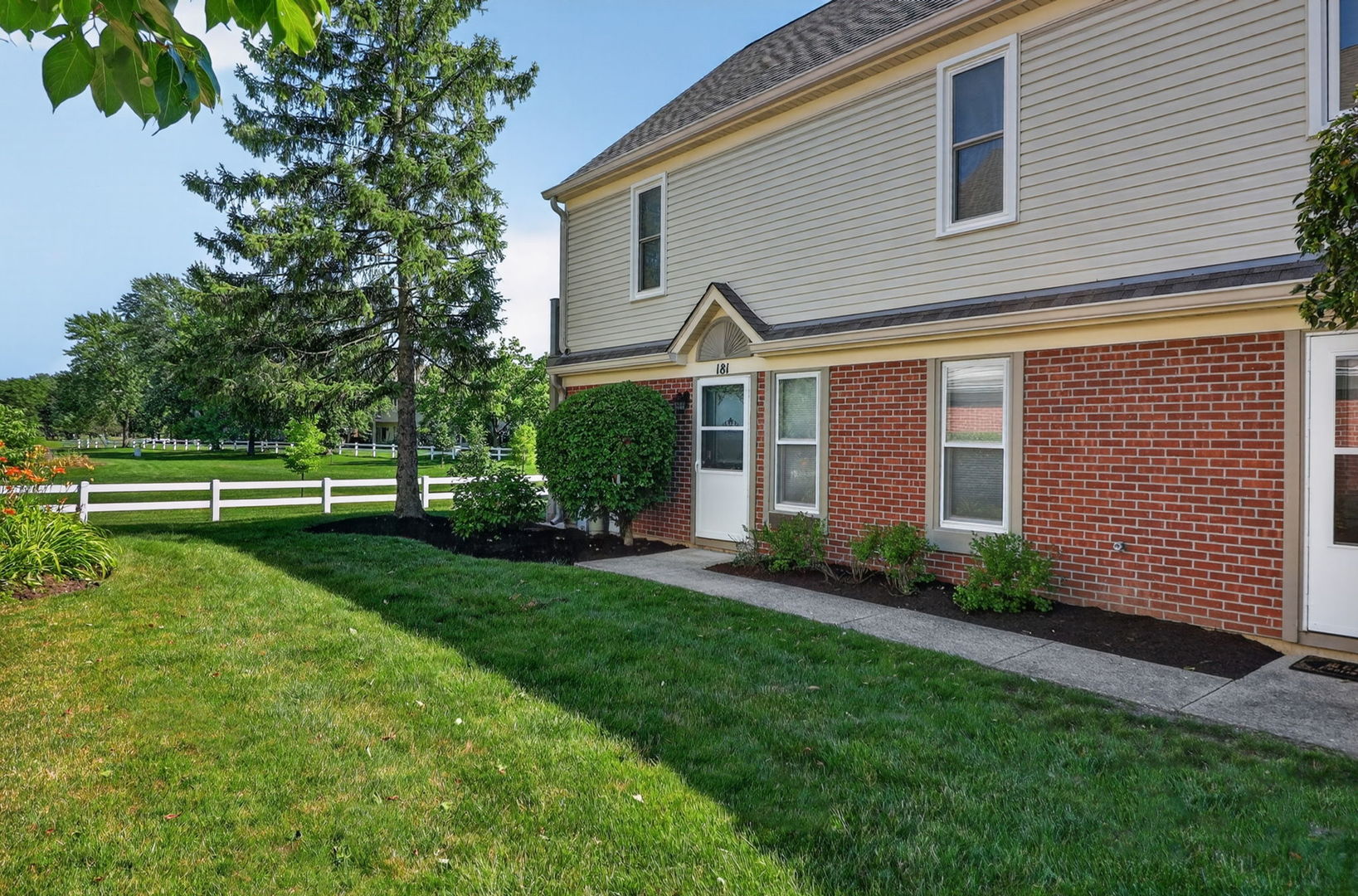 2nd image of 181 Inverness Ct #1, Elk Grove Village, IL 60007 | MLS# 12696938