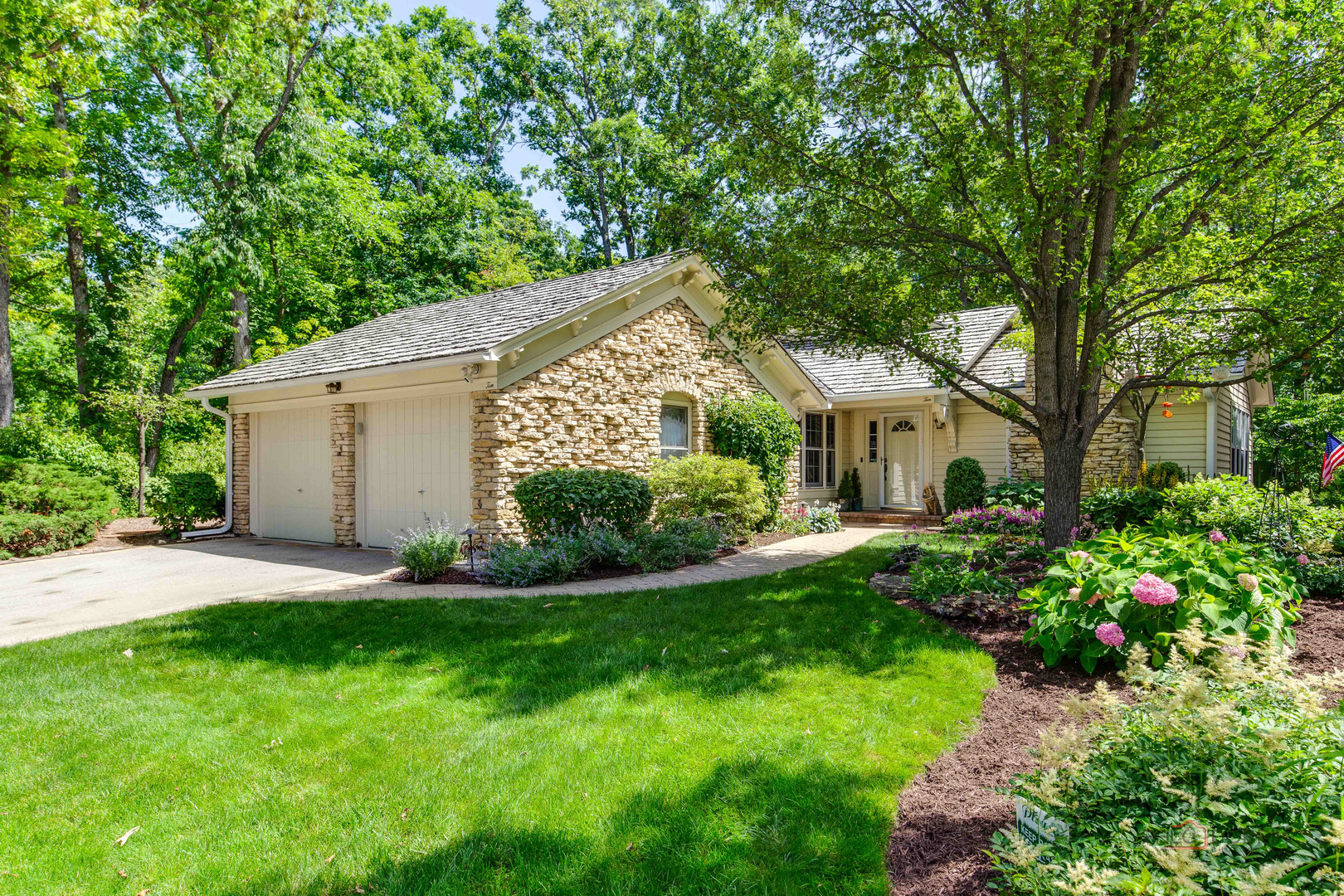 1st image of 10 Court Of Fox River Vly, Lincolnshire, IL 60069 | MLS# 12697562