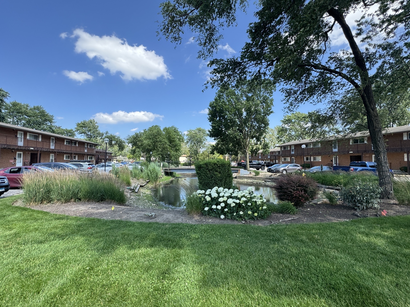 2nd image of 1910 W Hatherleigh Ct, Mount Prospect, IL 60056