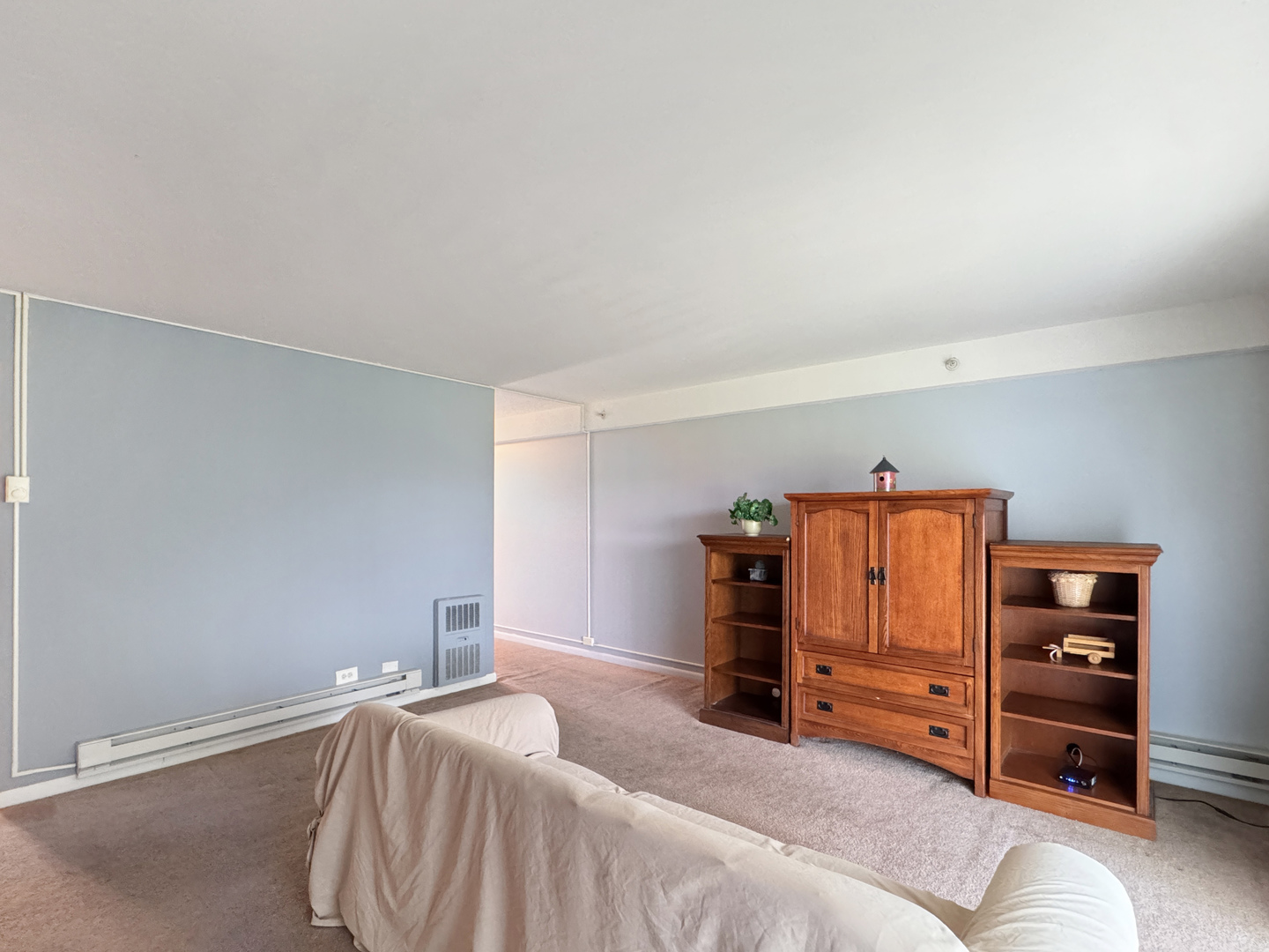 3rd image of 1910 W Hatherleigh Ct, Mount Prospect, IL 60056