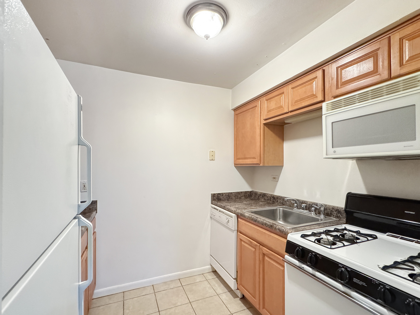 4th image of 1910 W Hatherleigh Ct, Mount Prospect, IL 60056