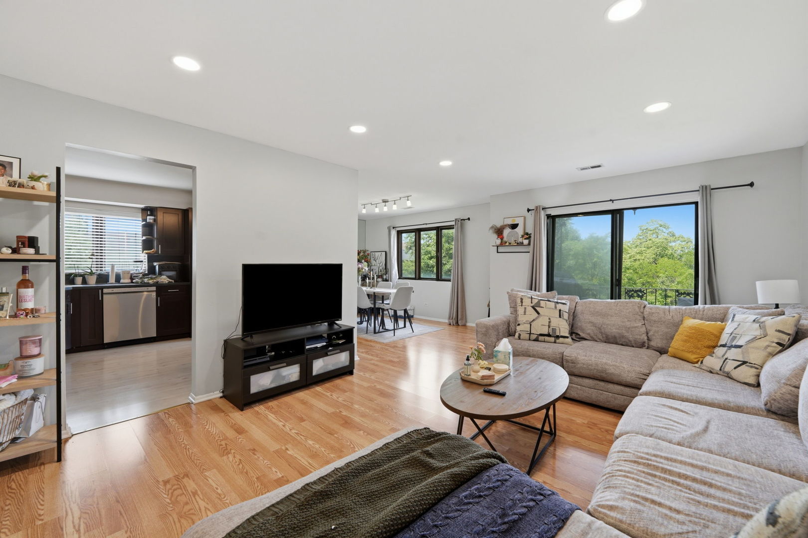 2nd image of 9331 Landings Ln #305, Des Plaines, IL 60016 | MLS# 12699198