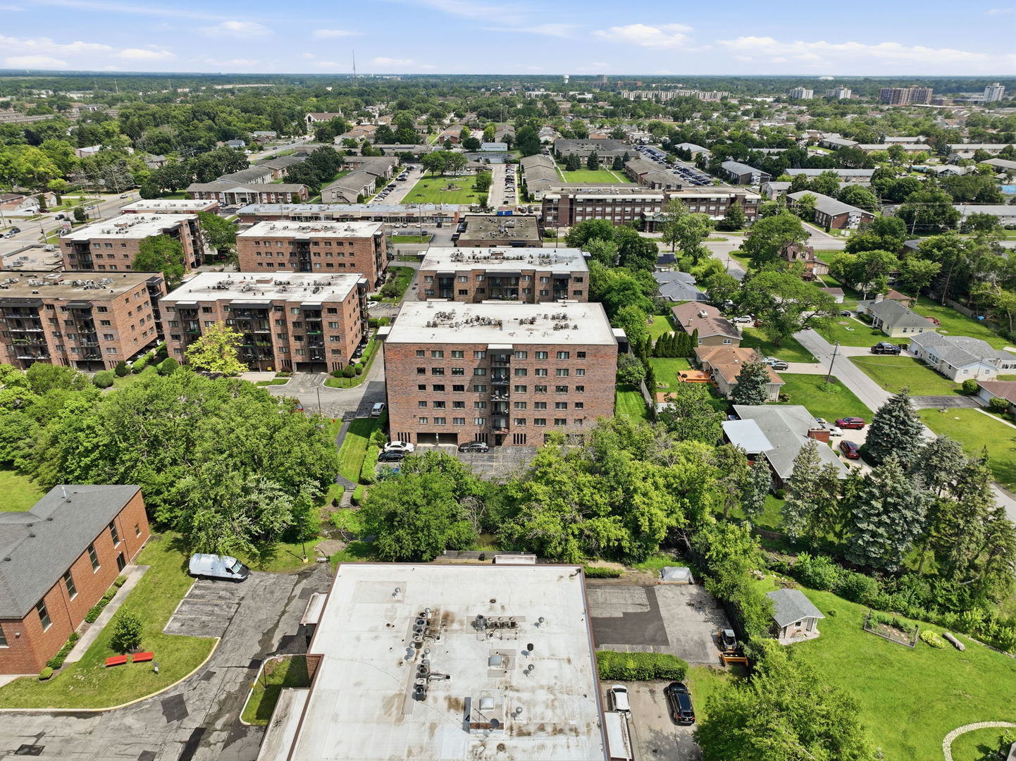 2nd image of 9331 Landings Ln, Des Plaines, IL 60016