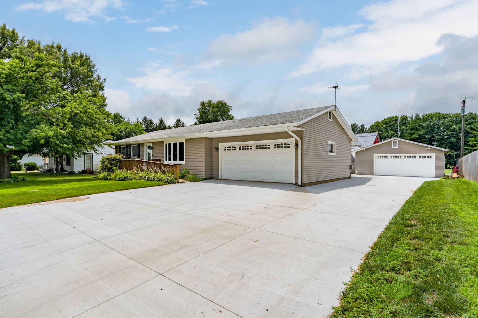 Homes for sale in Colona, IL | 217 Melodie Ln, Colona, IL 61241 | MLS# 12699531