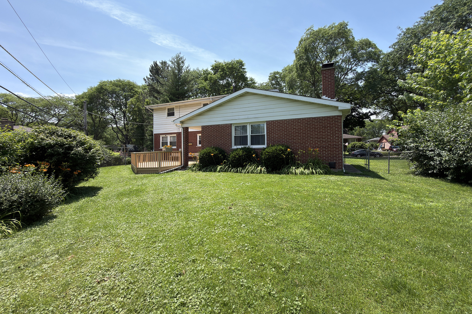5th image of 2022 E Woodview Dr, Mount Prospect, IL 60056 | MLS# 12700063