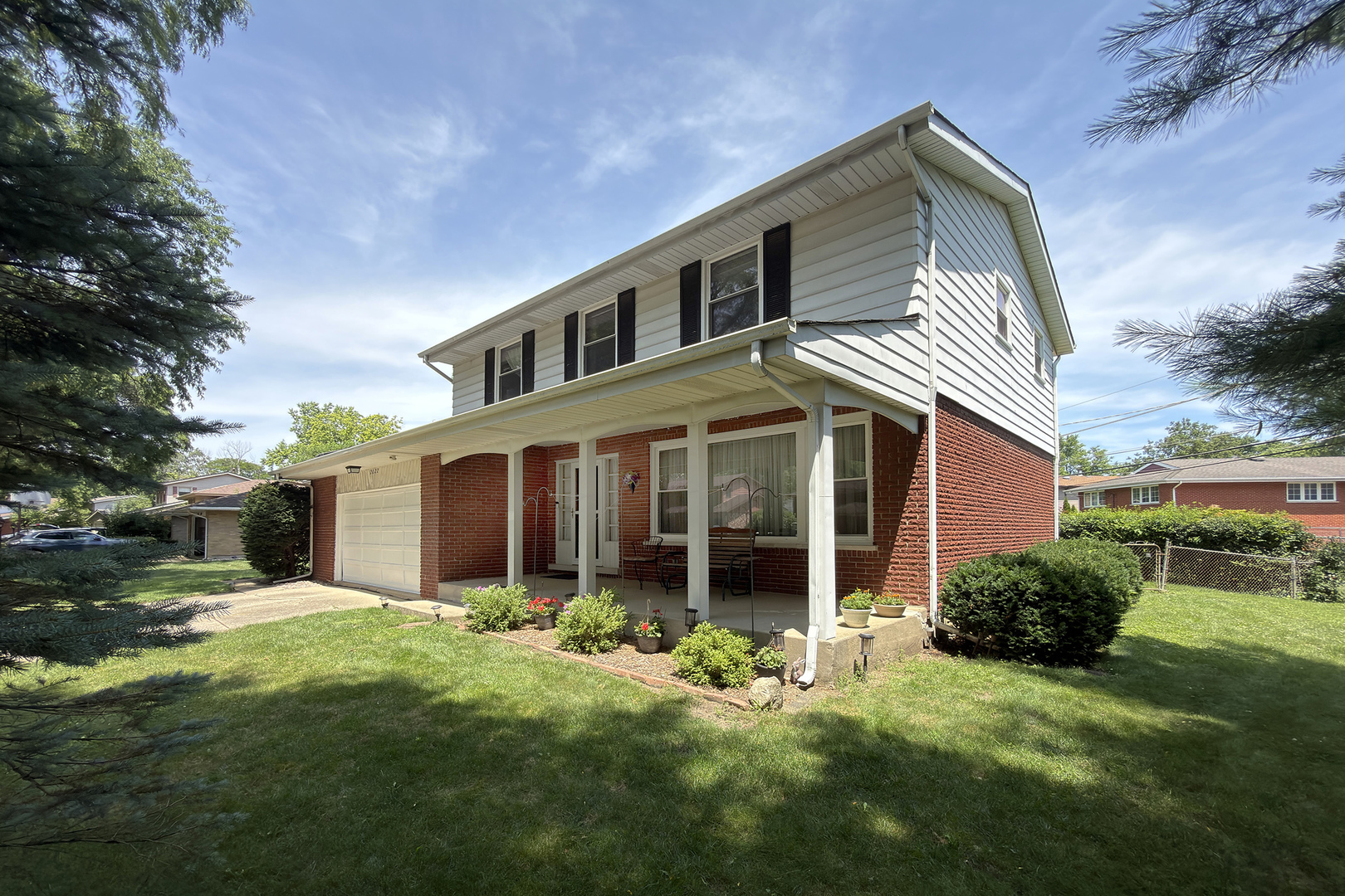3rd image of 2022 E Woodview Dr, Mount Prospect, IL 60056 | MLS# 12700063