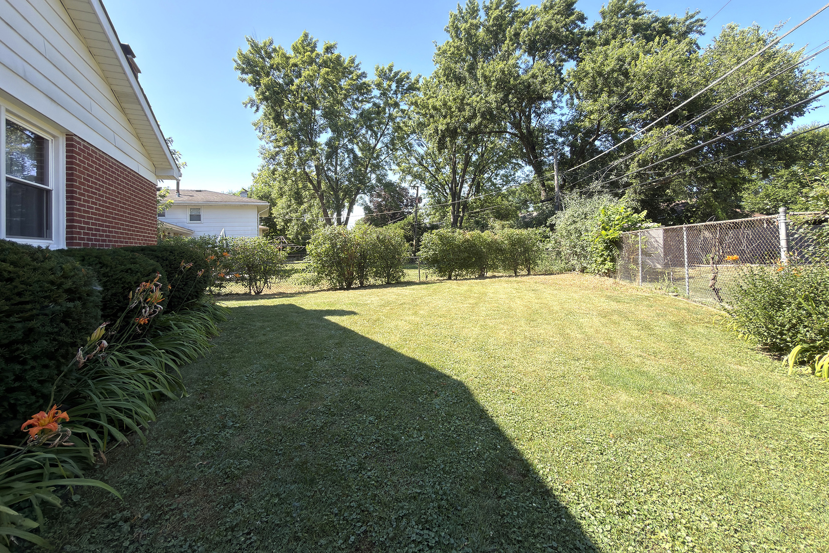 4th image of 2022 E Woodview Dr, Mount Prospect, IL 60056 | MLS# 12700063