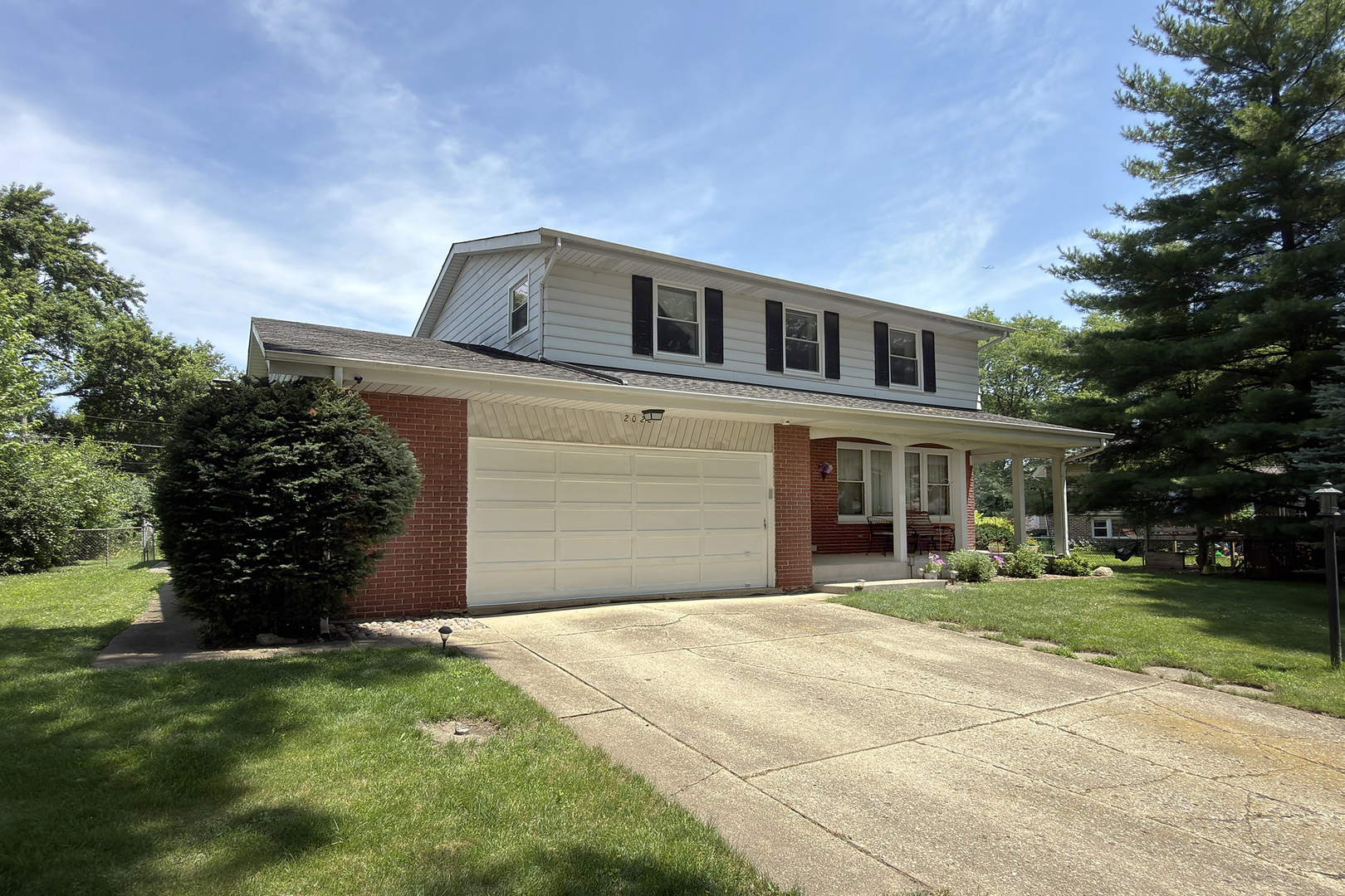 2nd image of 2022 E Woodview Dr, Mount Prospect, IL 60056 | MLS# 12700063