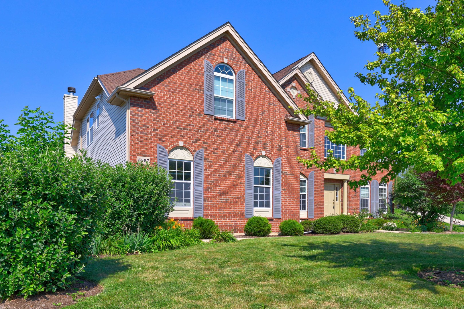 3rd image of 5587 Notting Hill Rd, Gurnee, IL 60031 | MLS# 12700182