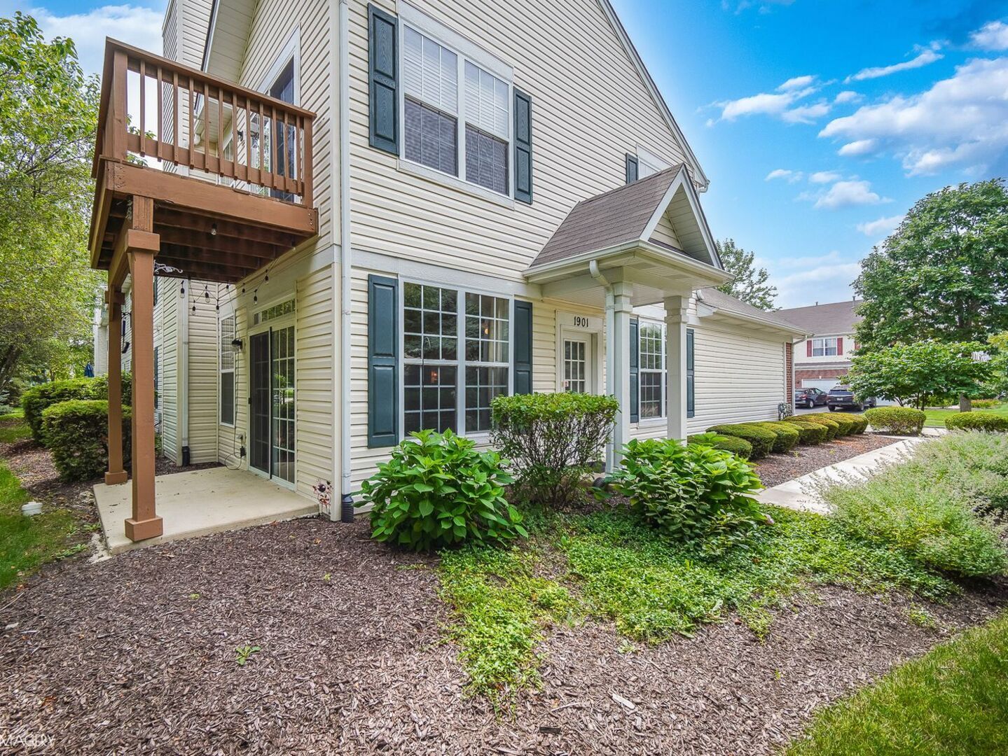 Homes for sale in Romeoville, IL | 1901 W Crestview Circle, Romeoville, IL 60446 | Houzeo