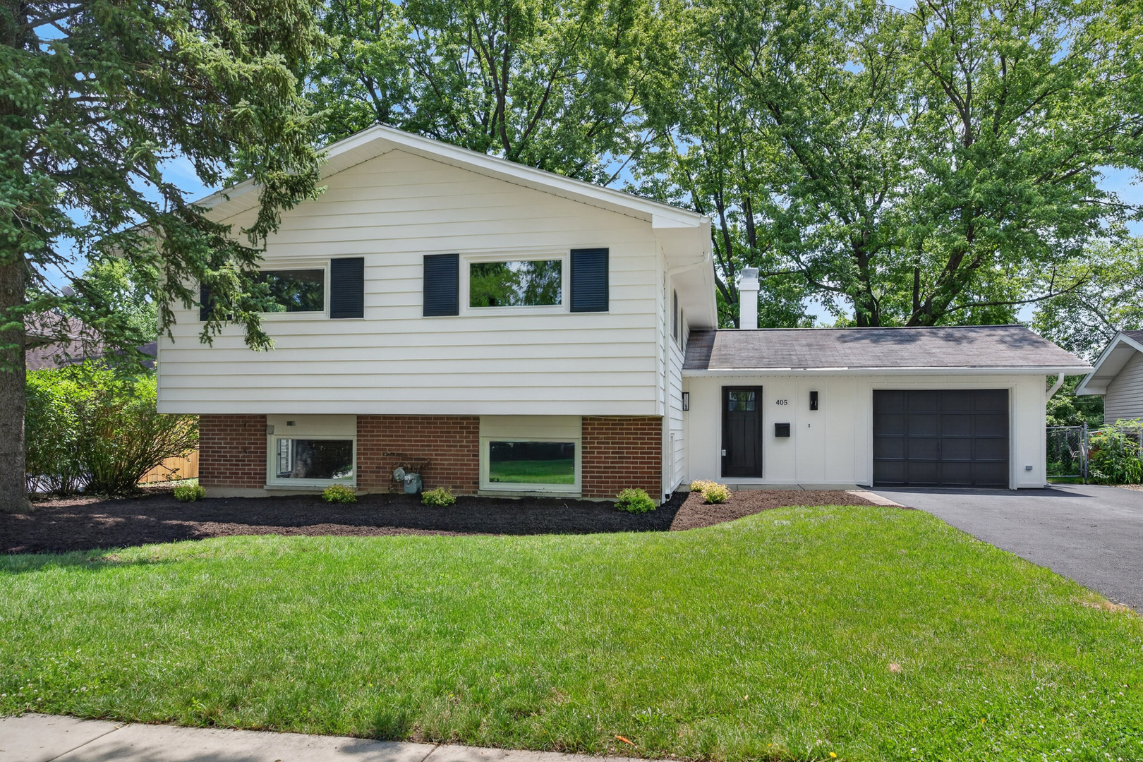 1st image of 405 W Newport Rd, Hoffman Estates, IL 60169 | MLS# 12700344