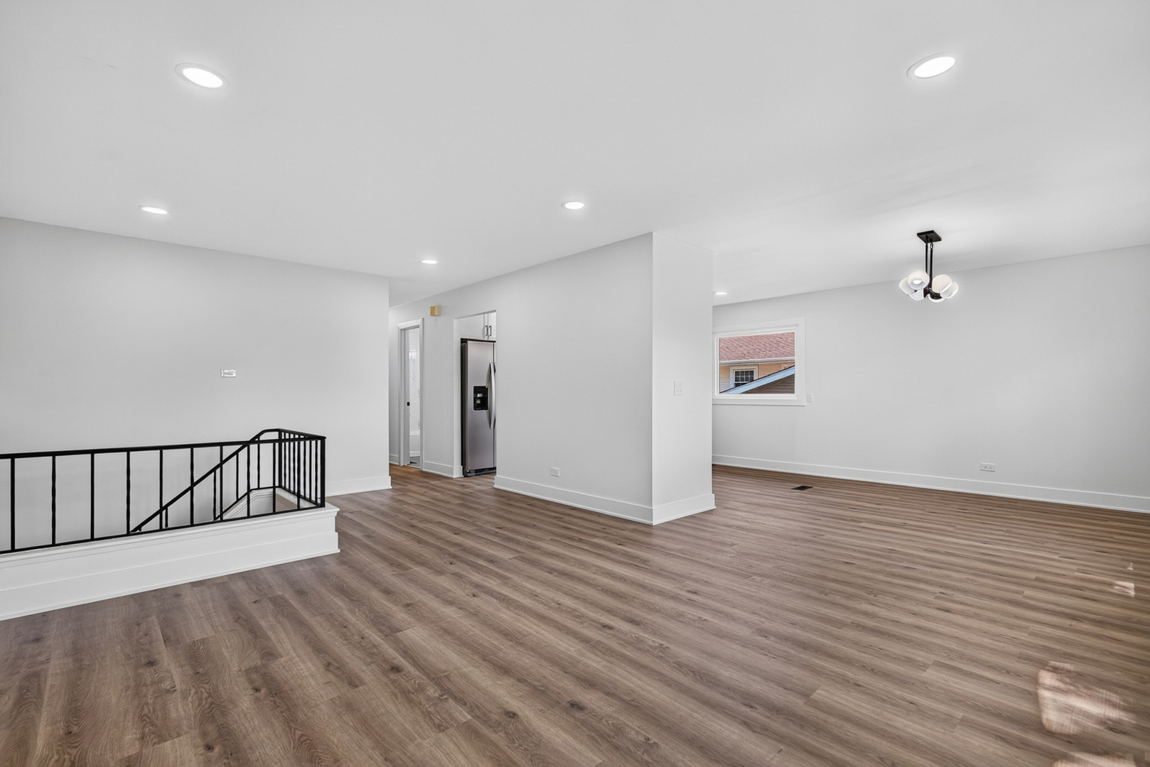 5th image of 405 W Newport Rd, Hoffman Estates, IL 60169 | MLS# 12700344