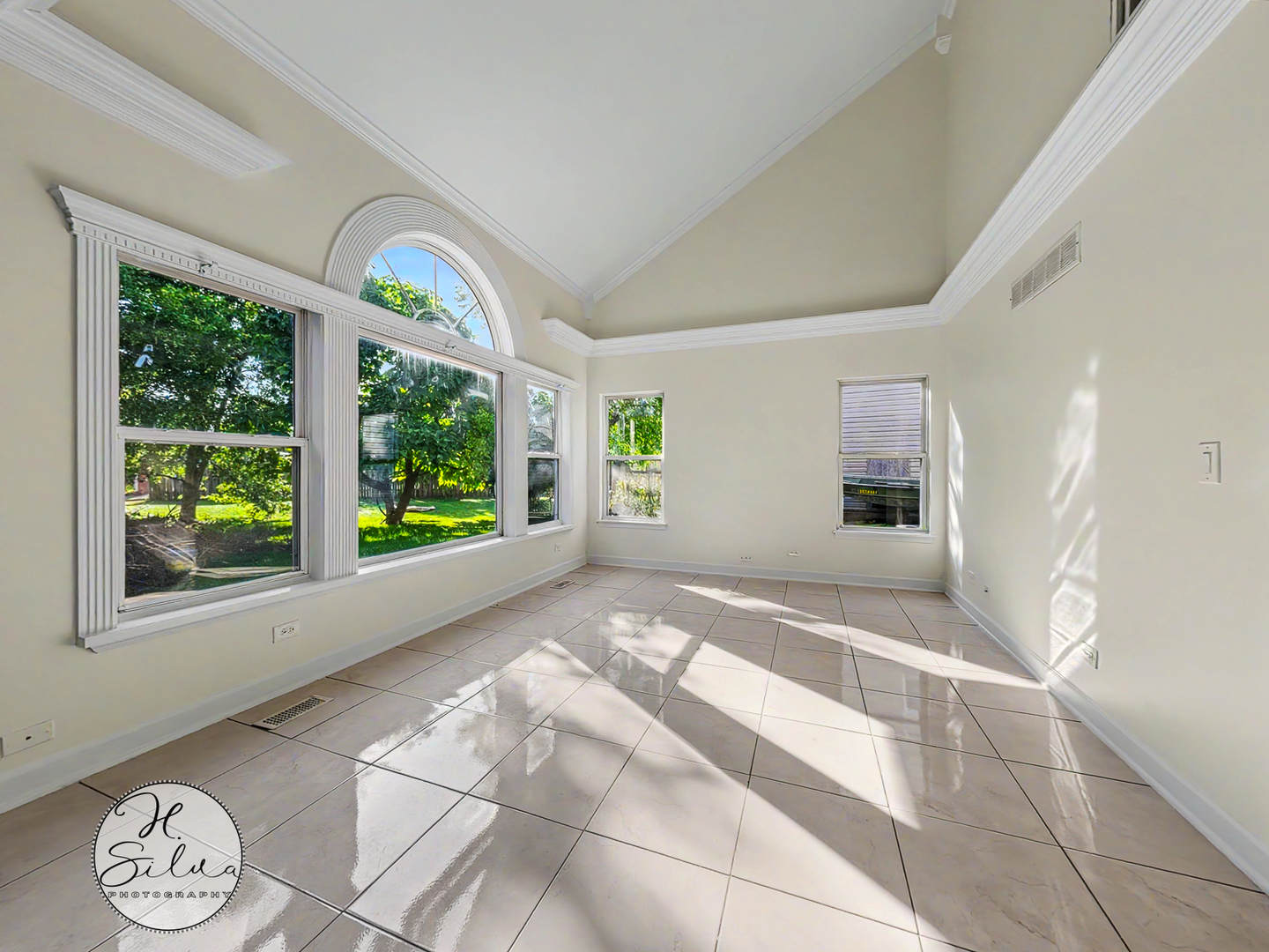 Homes for sale in Lake In The Hills, IL | 5532 Chantilly Cir, Lake In The Hills, IL 60156 | MLS# 12701136