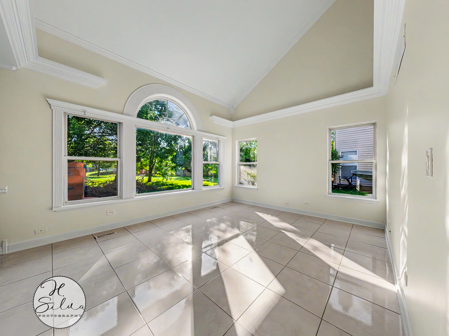 Homes for sale in Lake In The Hills, IL | 5532 Chantilly Cir, Lake In The Hills, IL 60156 | MLS# 12701136