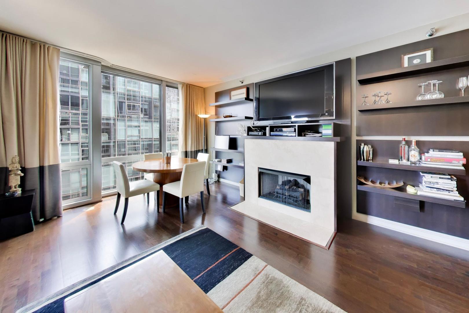 2nd image of 160 E Illinois St, Chicago, IL 60611