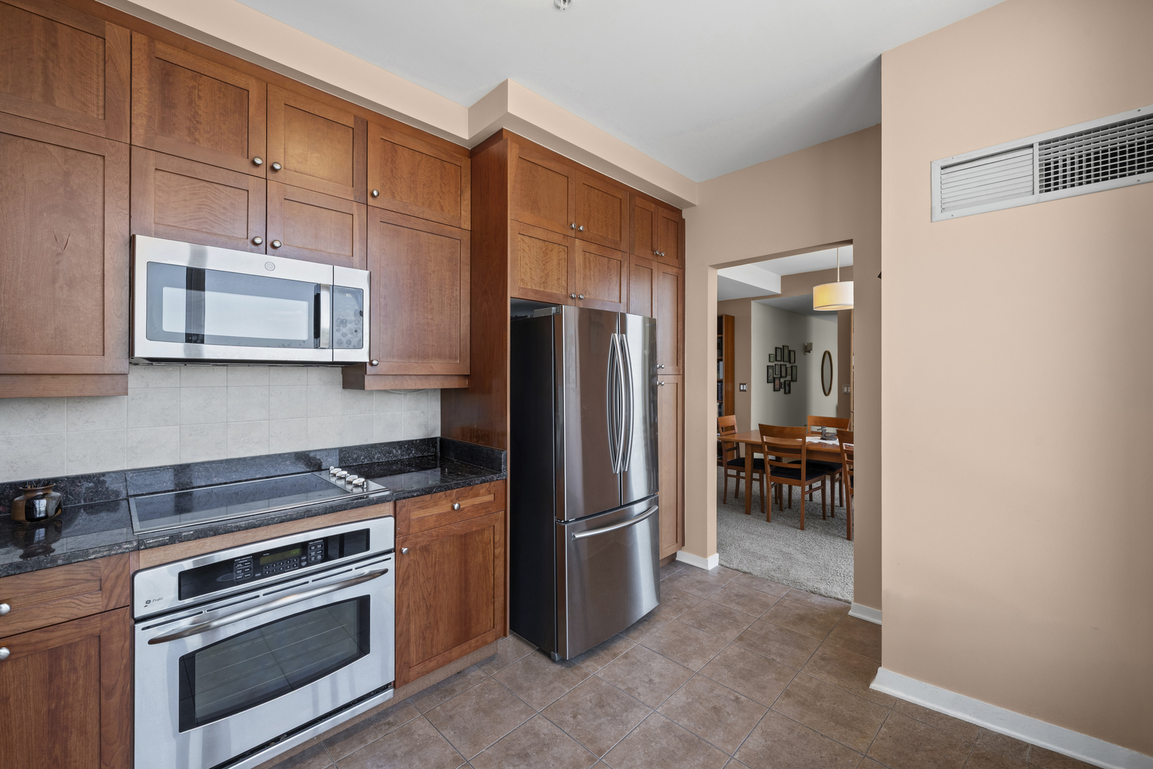 5th image of 807 Davis St, Evanston, IL 60201