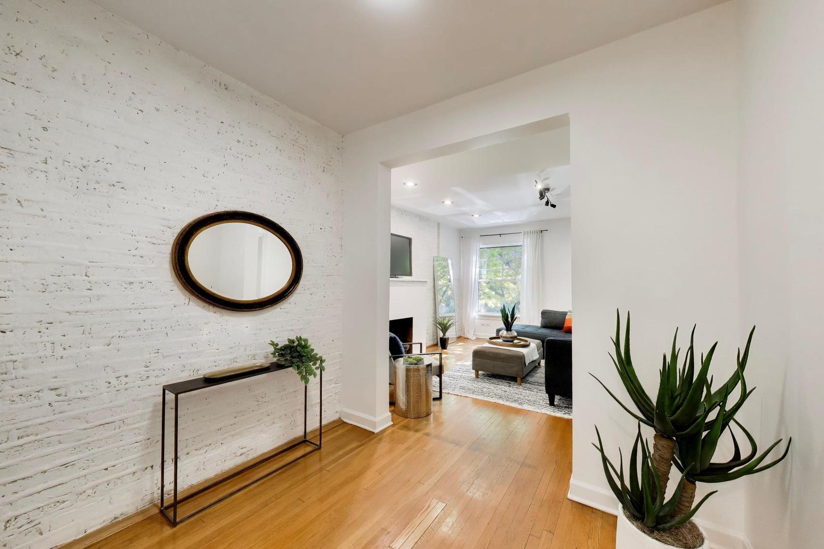 3rd image of 6160 N Winthrop Ave, Chicago, IL 60660