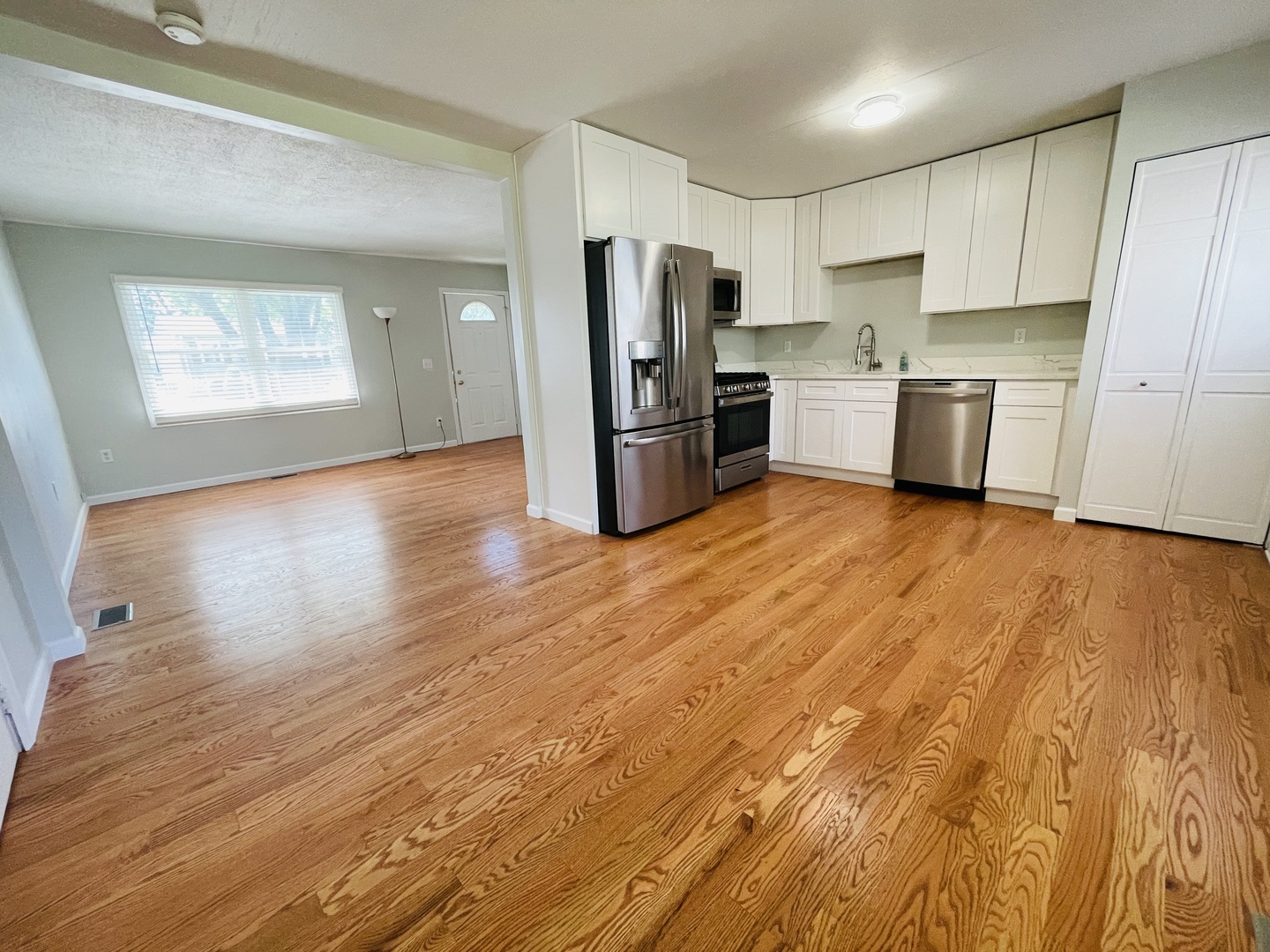 4th image of 808 Sunset Cir, Streamwood, IL 60107 | MLS# 12702173