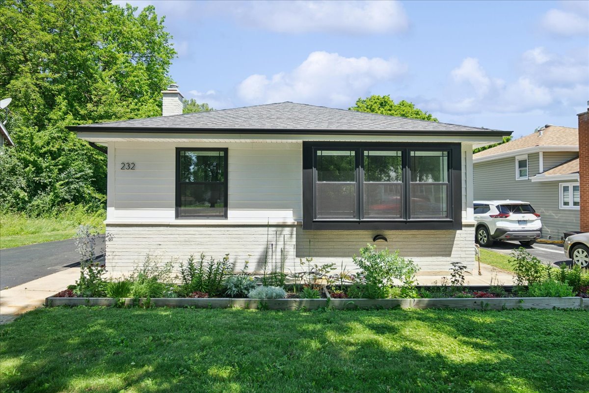 Homes for sale in Westmont, IL | 232 E 55th St, Westmont, IL 60559 | MLS# 12702302