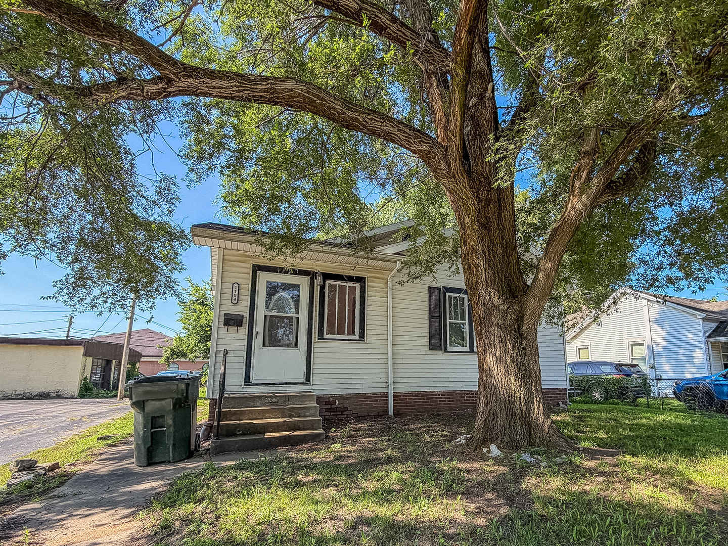 Homes for sale in Danville, IL | 1104 W Williams St, Danville, IL 61832 | MLS# 12702427