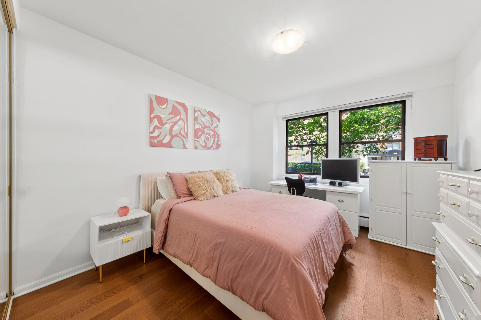 3rd image of 4880 N Marine Dr, Chicago, IL 60640