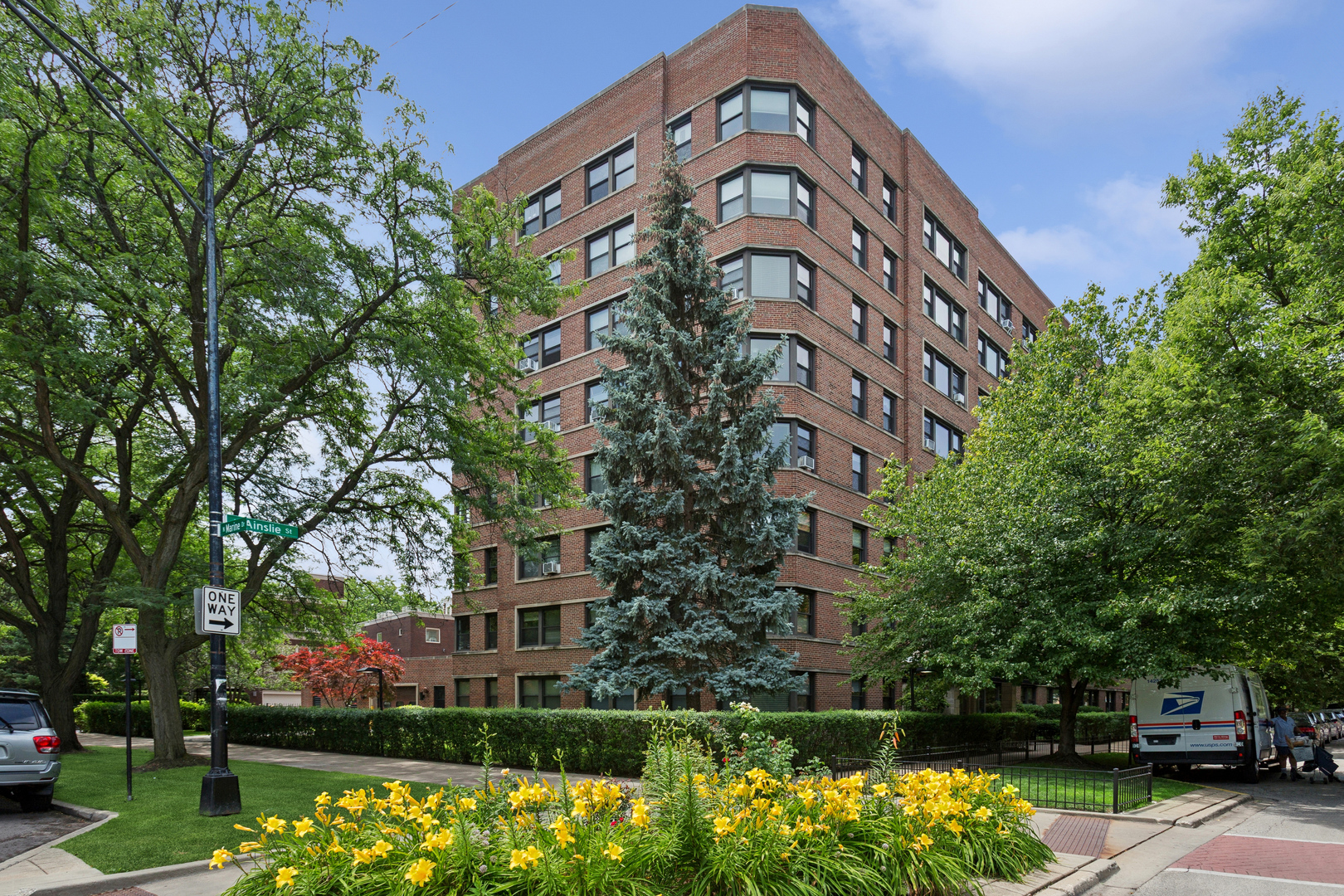 2nd image of 4880 N Marine Dr, Chicago, IL 60640