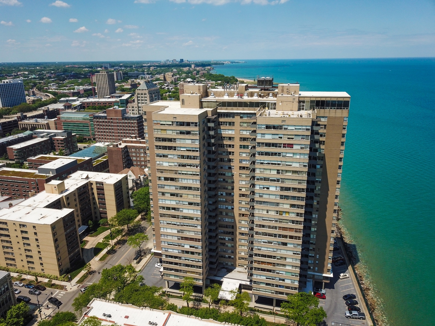 3rd image of 6301 N Sheridan Rd, Chicago, IL 60660