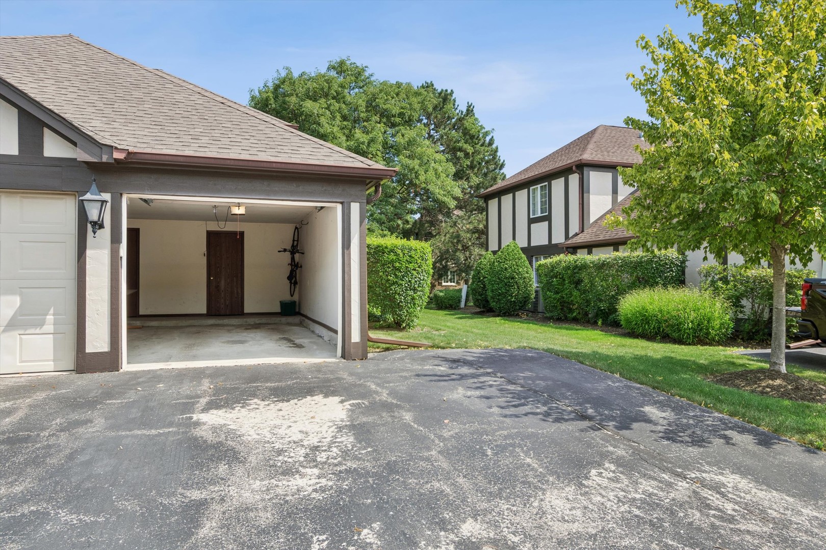 2nd image of 230 Windsor Ln, Willowbrook, IL 60527