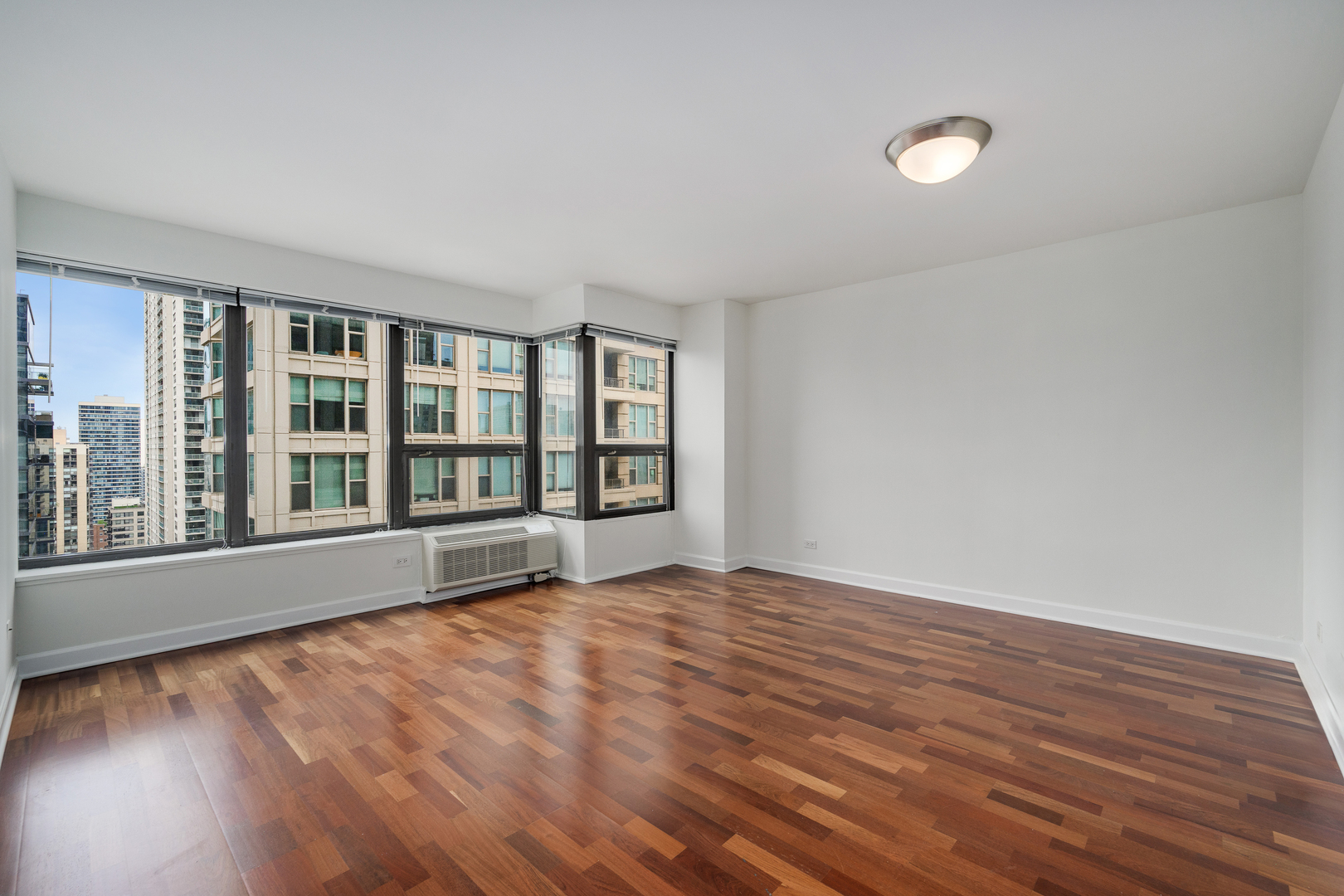 3rd image of 30 E Huron St #2406, Chicago, IL 60611 | MLS# 12702932