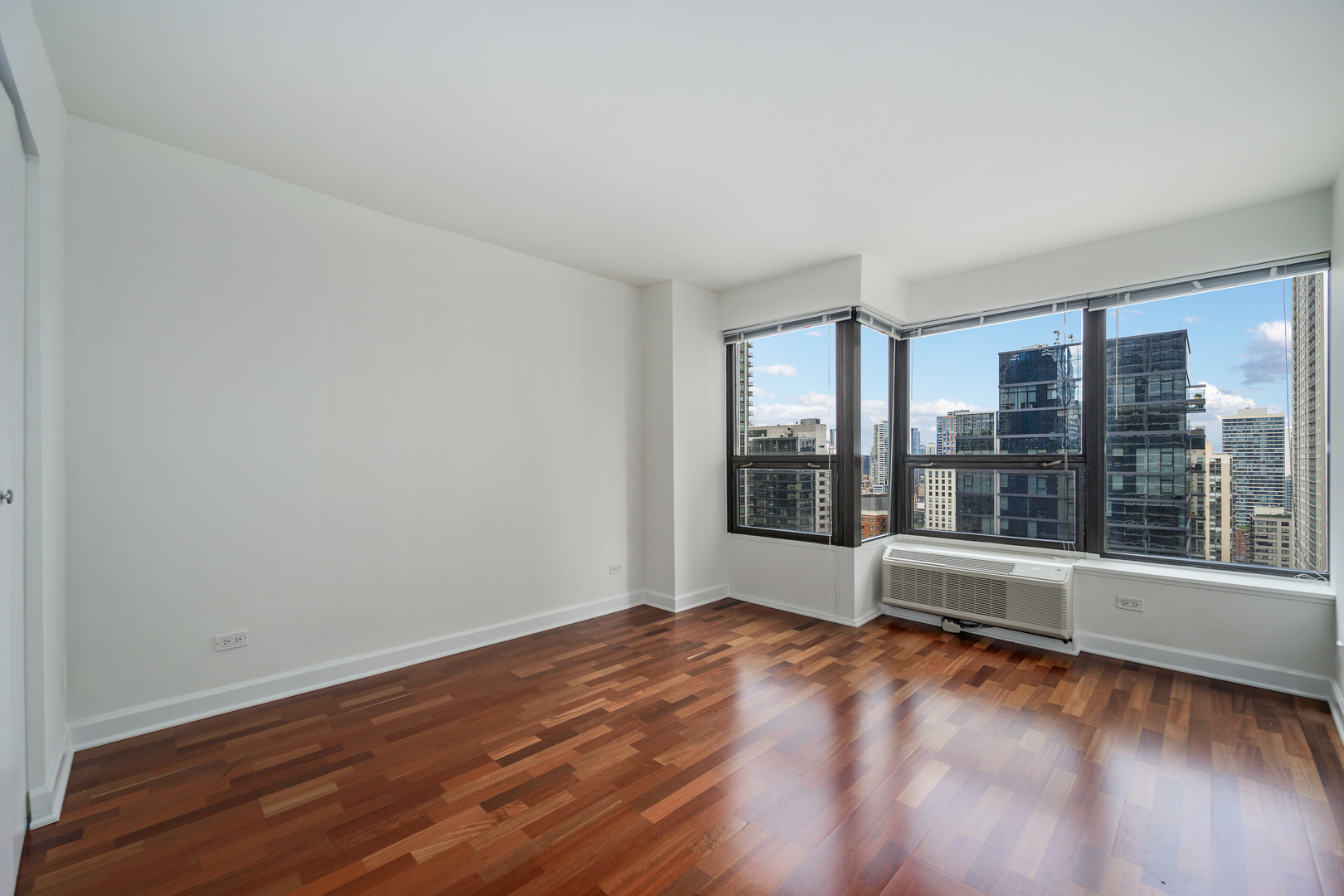 2nd image of 30 E Huron St #2406, Chicago, IL 60611 | MLS# 12702932