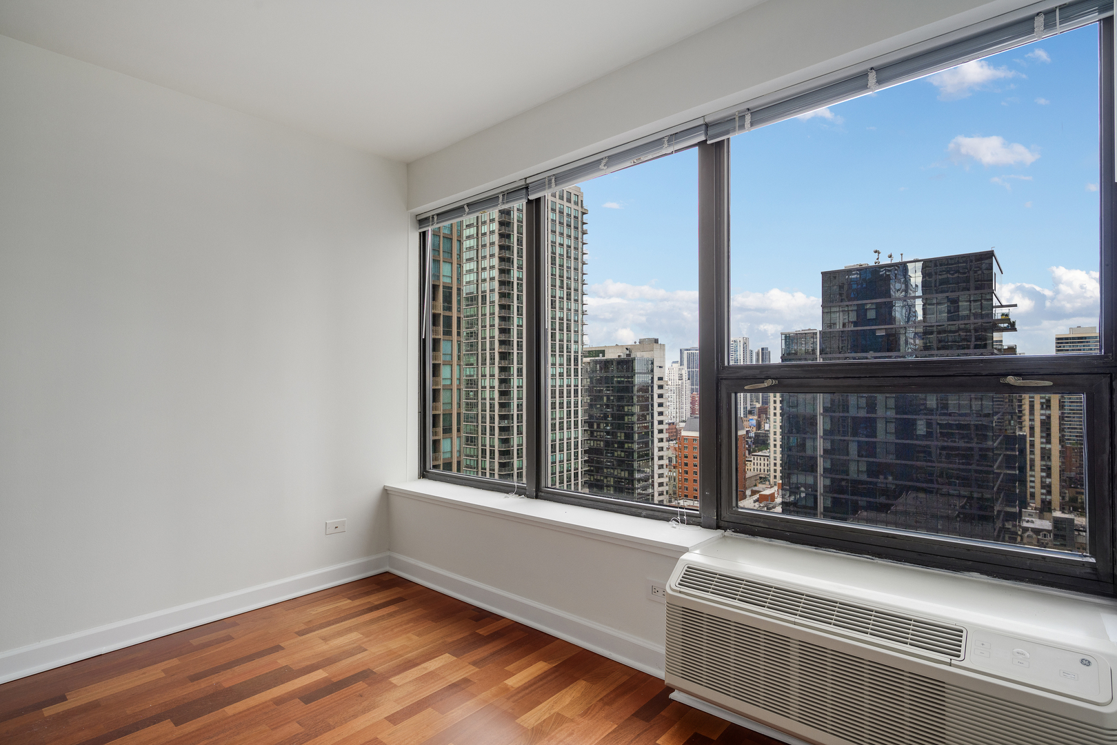 5th image of 30 E Huron St #2406, Chicago, IL 60611 | MLS# 12702932